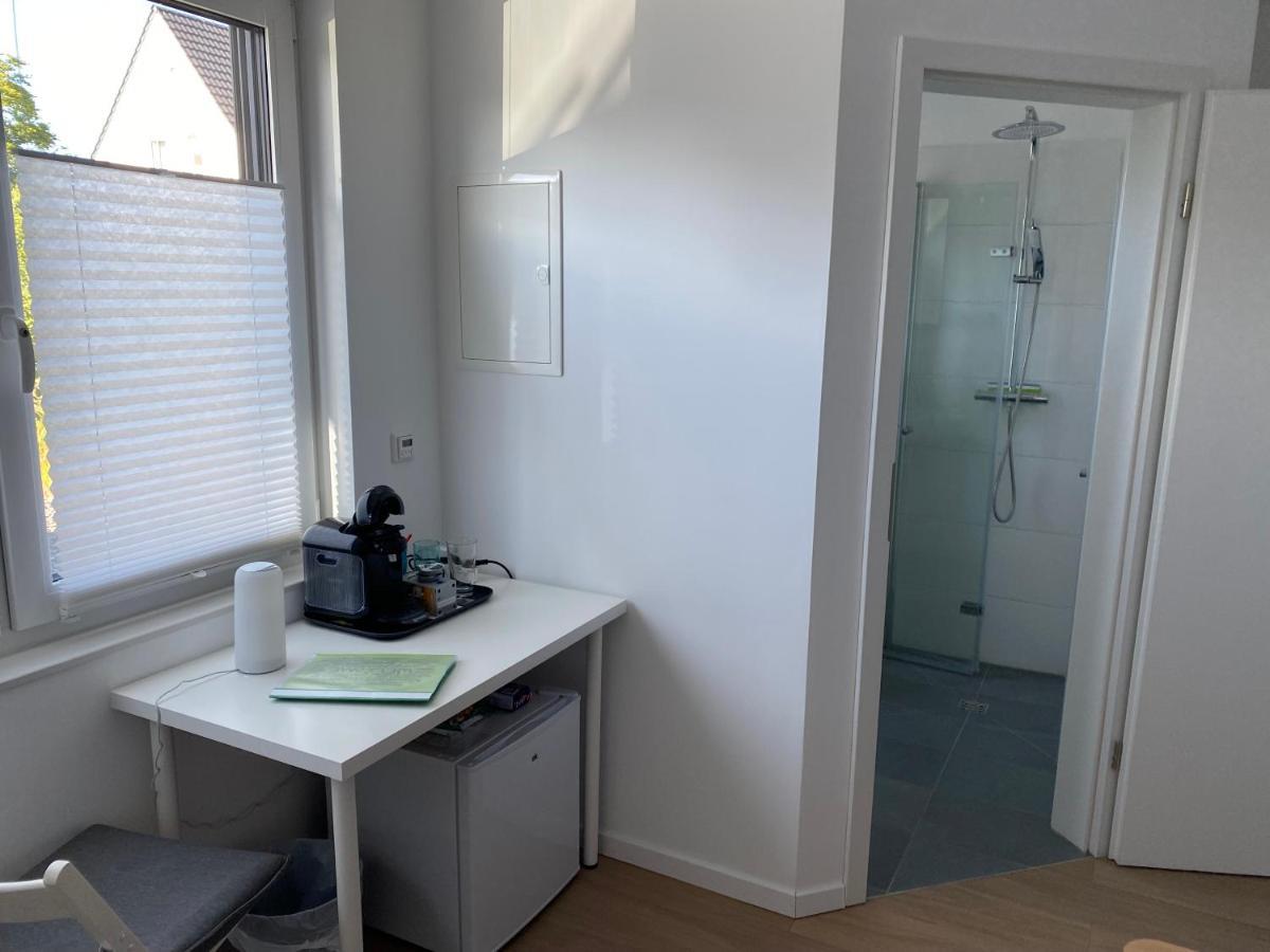 Messezimmer Nahe Der Duesseldorfer Messe Mit Eigenem Eingang Und Gratis Minibar Exterior photo